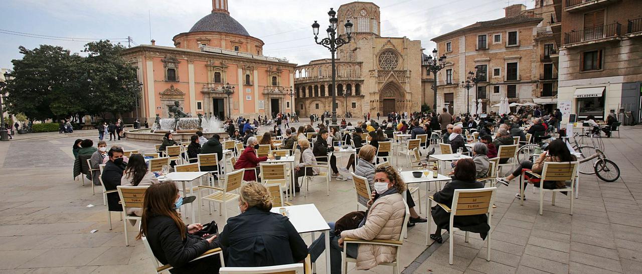 Terrazas de hostelería en el centro de València. | EDUARDO RIPOLL