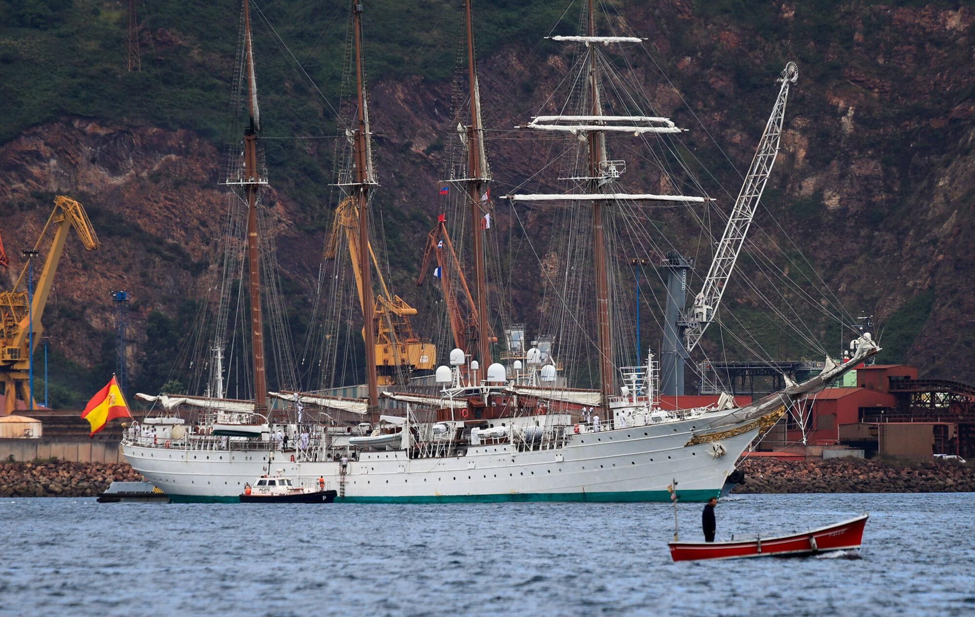 En IMÁGENES: Así fue la despedida de Leonor y el "Elcano" de El Musel en Gijón, con la Princesa maniobrando en el buque escuela