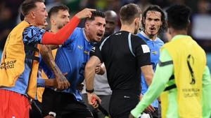 Giménez y Cavani increpan al árbitro tras el choque contra Ghana del pasado Mundial.