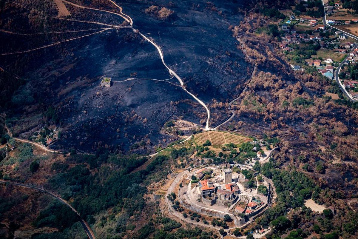 El castillo de Monterrei y el Fortín de la Atalaya, rodeados de tierra ennegrecida por las llamas