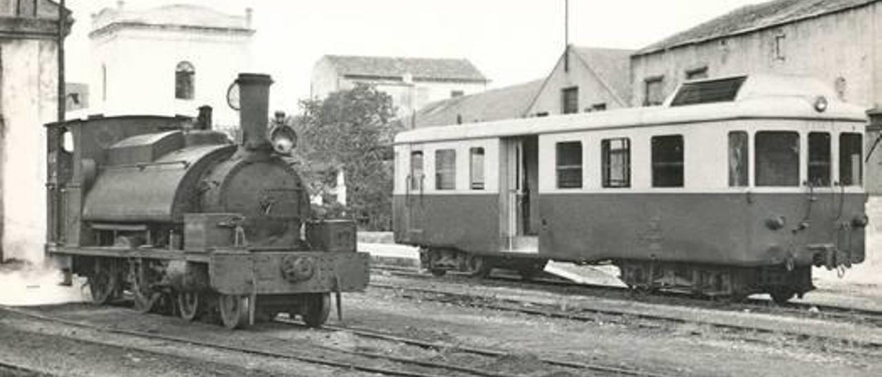 La locomotora número 1, a la izquierda, en Carcaixent en 1967.