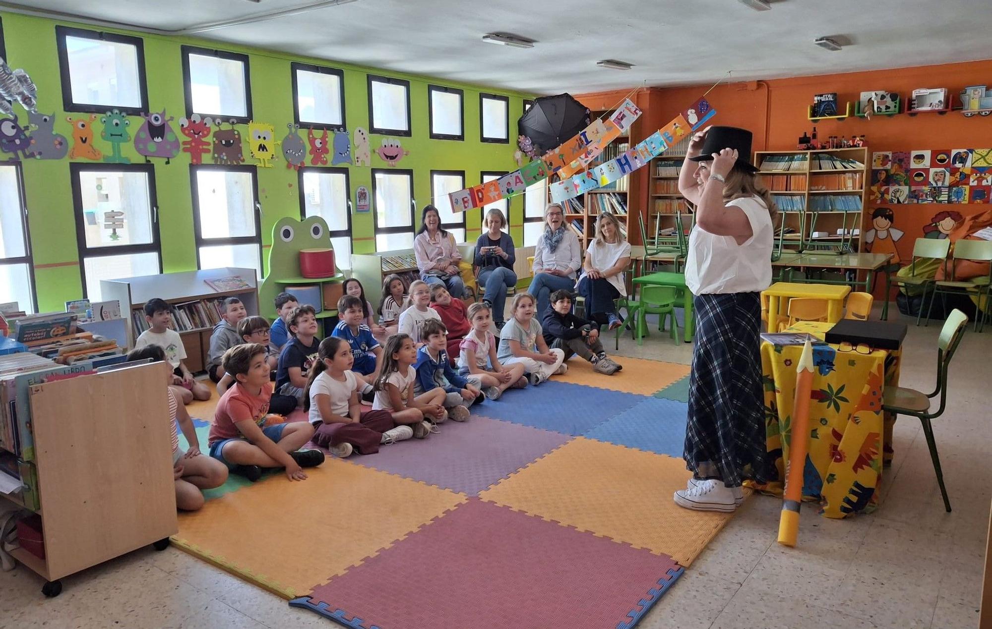Alumnado de tercero con María José Domínguez, animadora de lectura; Yolanda Batres, tutora; y Paloma Sedas, profesora de Música, en una actividad realizada junto a las docentes Erasmus procedentes de Venecia