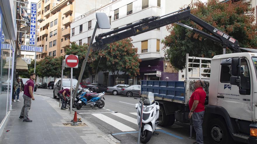 Retiran varias farolas por riesgo de caída en Xàtiva