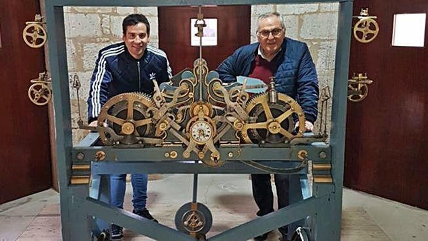 Roberto Pérez (izquierda) posa junto a su padre, Gaspar, con el antiguo reloj de la Torre del Reloj de Toro que ha restaurado.