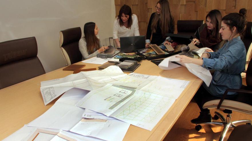 Equipo de diseño consultando sobre un proyecto