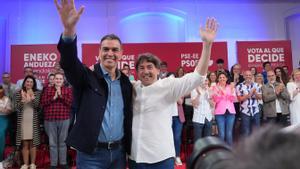 El secretario general del PSOE y presidente del Gobierno, Pedro Sánchez y el secretario general de PSE-EE y candidato del partido a Lehendakari, Eneko Andueza, el 13 de abril en San Sebastián.