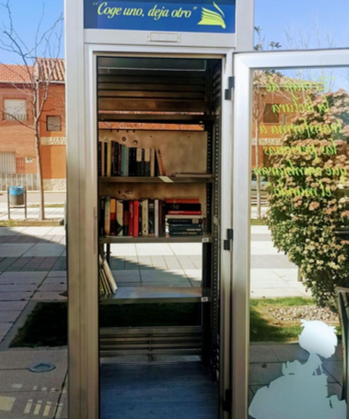 «Bibliocabina» ubicada en la Plaza de la Fontanilla de San Cristóbal. | E. P.