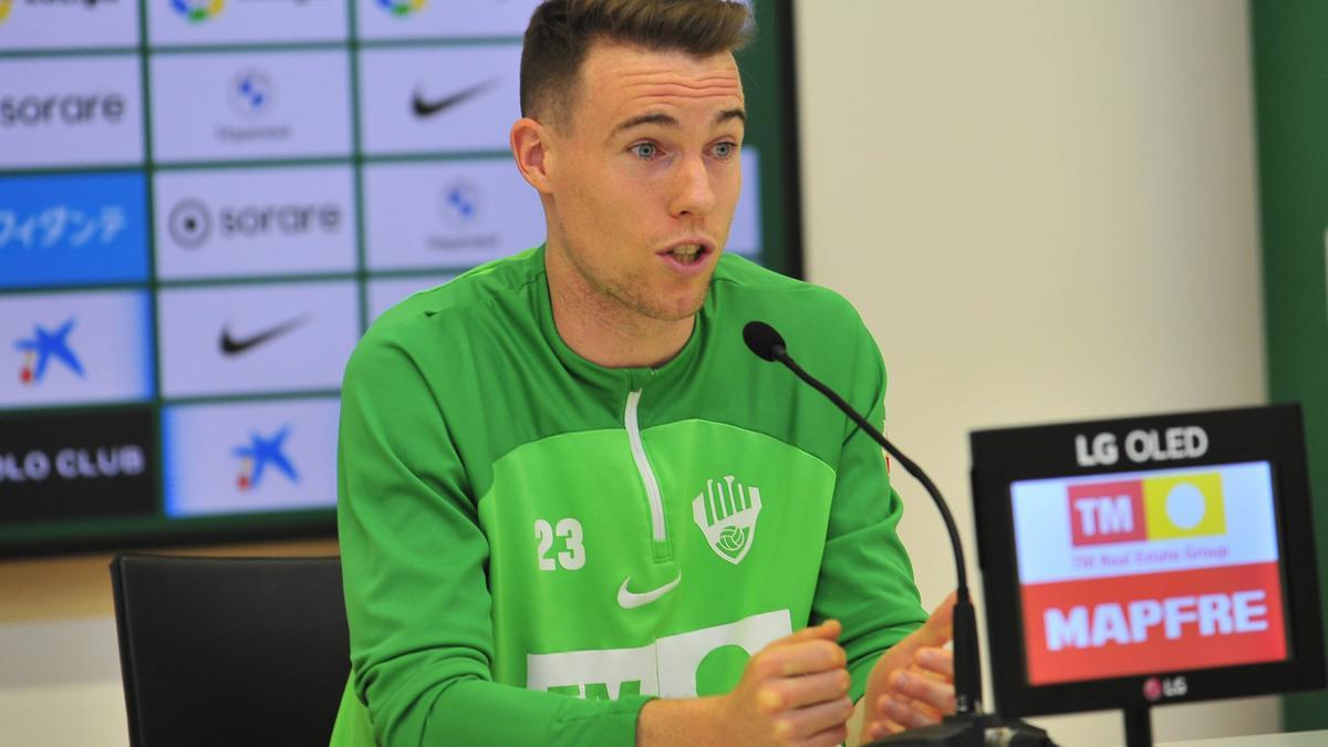 Carlos Clerc dando explicaciones en la sala del prensa del estadio Martínez Valero