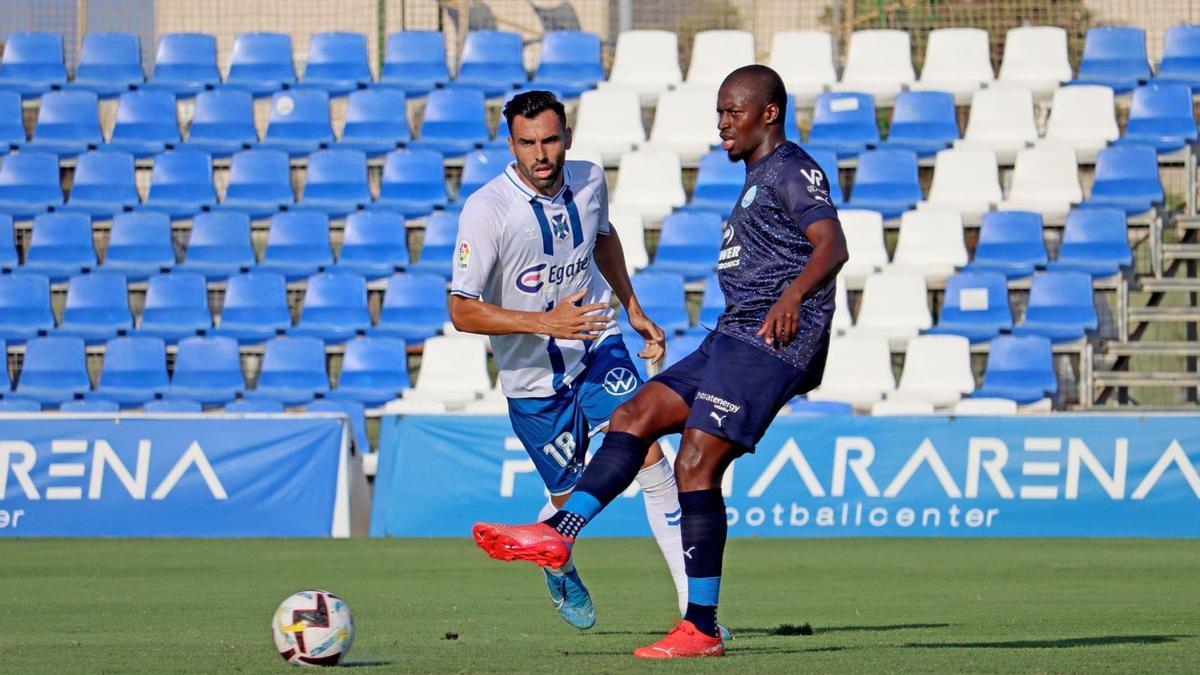 Pape Diop desplaza el balón durante el partido que enfrentó a la UD Ibiza con el Tenerife este domingo