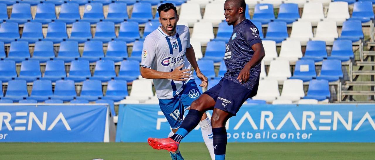 Pape Diop desplaza el balón durante el partido que enfrentó a la UD Ibiza con el Tenerife este domingo | CD TENERIFE