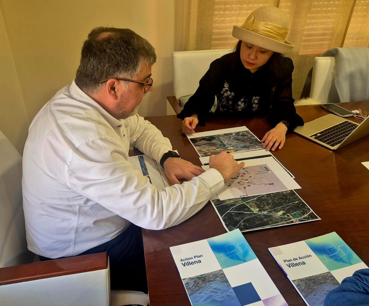 El alcalde de Villena se reúne con una consultora de fondos de inversión chinos.