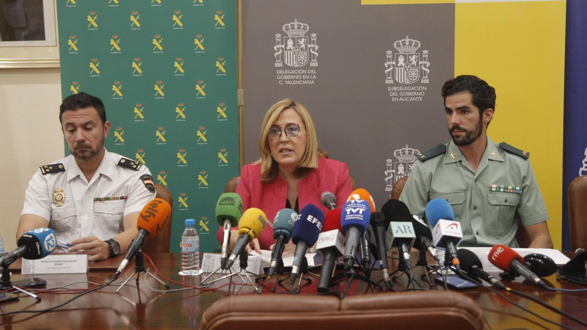 La subdelegada del Gobierno en Alicante con los responsables de la investigación.