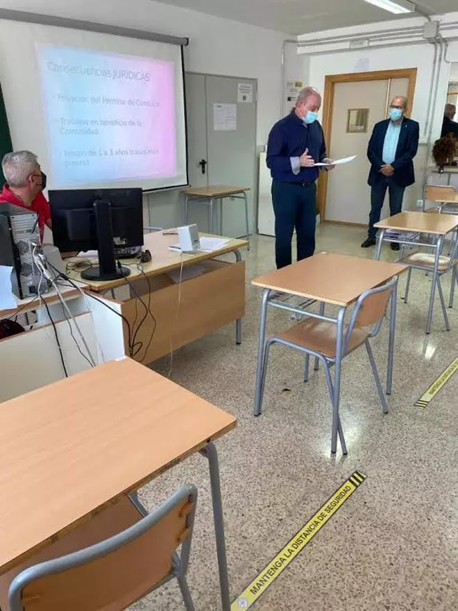 Dos ediles del PP y PSOE dan una clase de seguridad vial a alumnos de un instituto de Alicante
