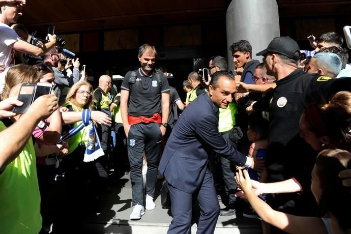 Llegada de la afición y de los equipos de CD Tenerife y de la UD Las Palmas antes de comenzar el Derbi en el estadio.