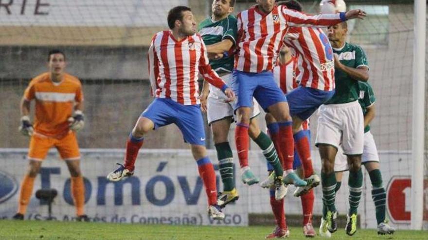 Jugadores del Atl. Madrid B intentan rematar un balón en un lance del partido de la primera vuelta disputado en O Vao. // Ricardo Grobas