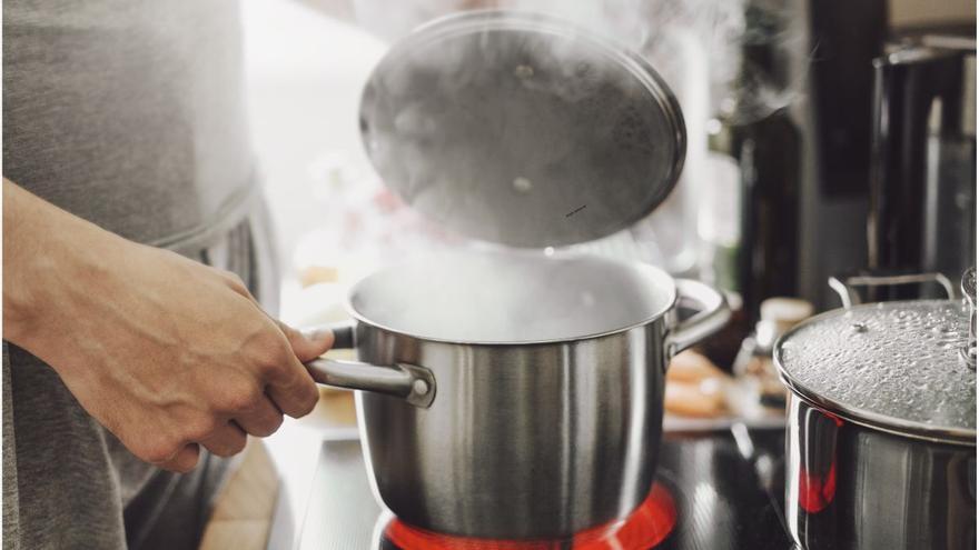 El truco de la olla caliente en el congelador que tiene enamorados a todos los amantes de la limpieza