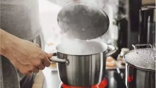 El truco de la olla caliente en el congelador que tiene enamorados a todos los amantes de la limpieza