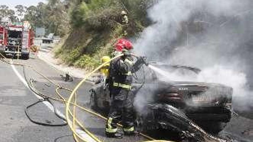 Coche ardido en Marín // S.A.