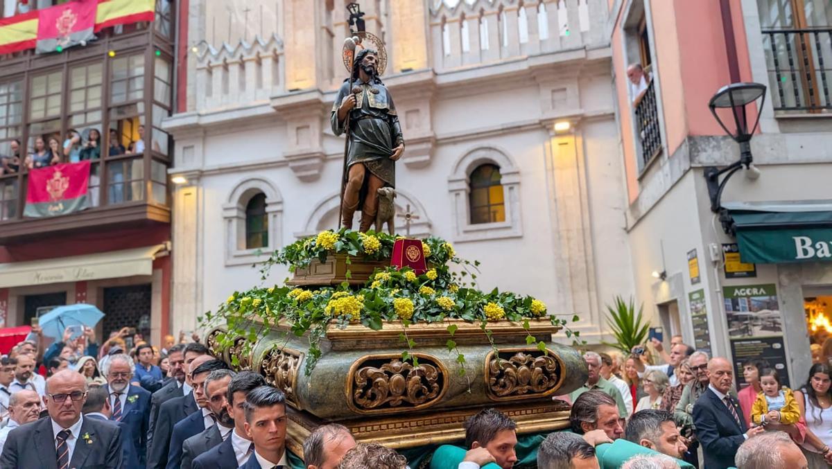 Traslado de la imagen de San Roque desde su capilla a la basílica de Llanes
