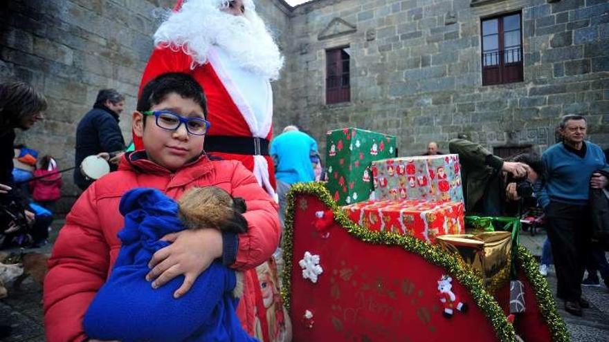 Papá Noel, en la plaza de Fefiñáns. // Iñaki Abella