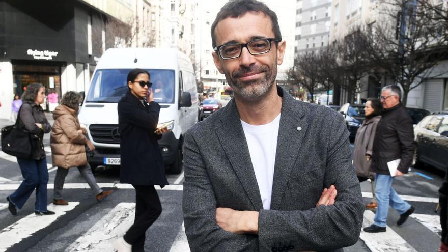 El escritor Ibon Martín en la calle Juan Flórez. | Carlos Pardellas