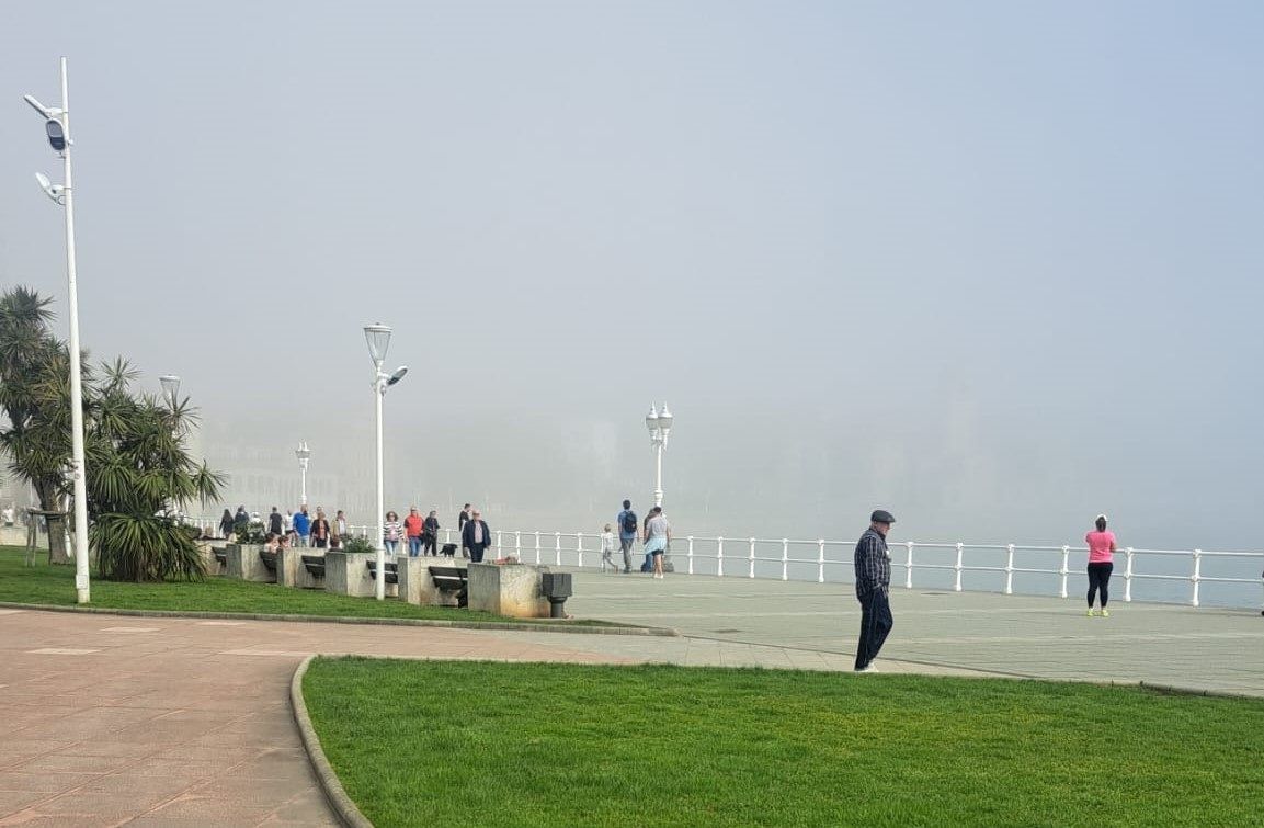 Gijón "desaparece" bajo la bruma (en imágenes)