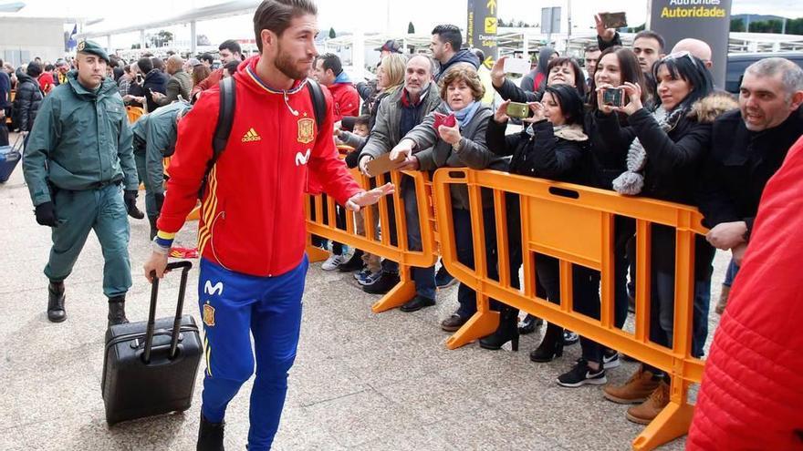 Sergio Ramos se disculpa por no poder atender a todo el mundo a su llegada al aeropuerto de Asturias.