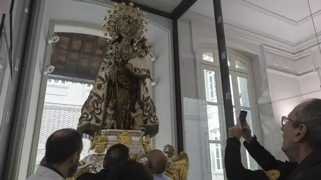 La Virgen  "de las Cigarreras" se pone guapa para salir en procesión por primera vez en once años