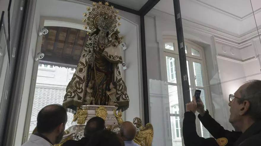 La Virgen  "de las Cigarreras" se pone guapa para salir en procesión por primera vez en once años
