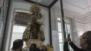 La Virgen "de las Cigarreras" se pone guapa para salir en procesión por primera vez en once años