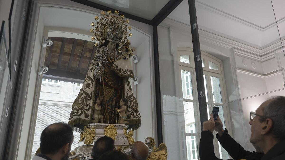 La Virgen  "de las Cigarreras" se pone guapa para salir en procesión por primera vez en once años