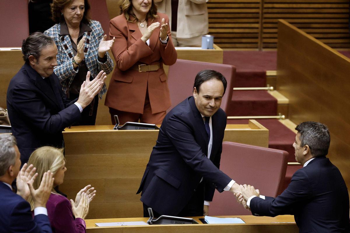Pérez Llorca, saluda a Carlos Mazón en el debate de investidura.