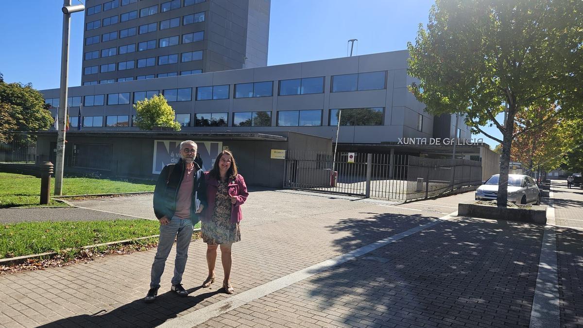 Araceli Gestido y el concejal Antón Iglesias, delante de las oficinas de la Xunta en Pontevedra