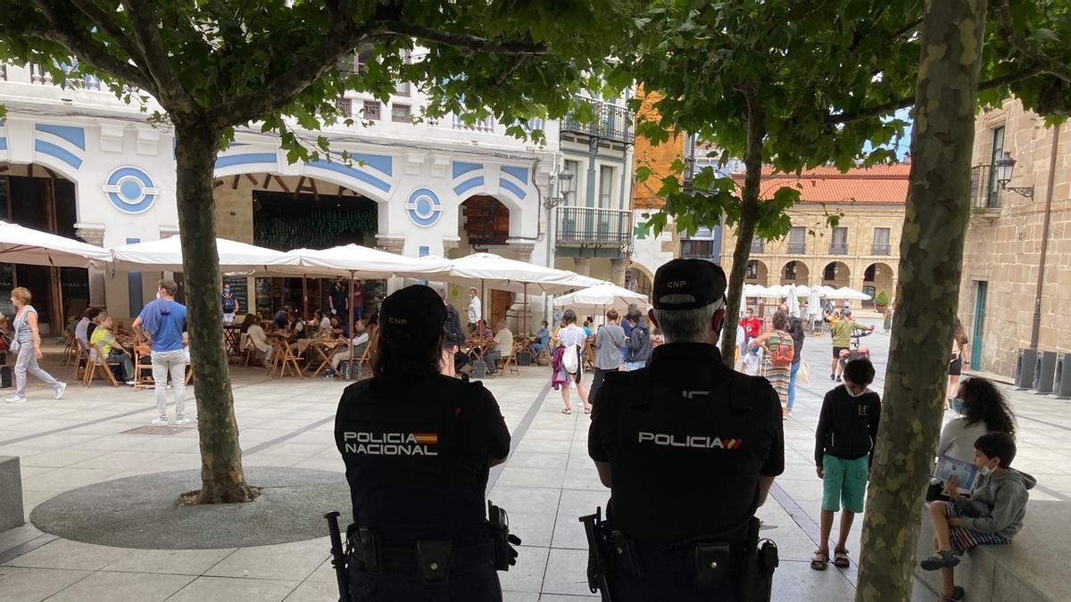 Una patrulla de Policía Nacional en el centro de Avilés.