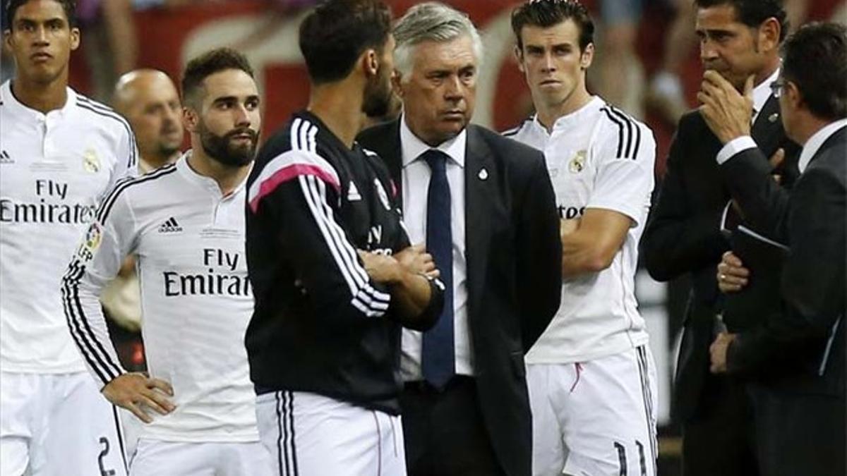Ancelotti y sus discípulos, con cara de circunstancias tras perder la Supercopa