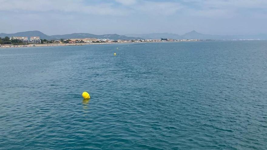 Dénia despliega las boyas en sus playas: ya está balizado todo el litoral de les Marines