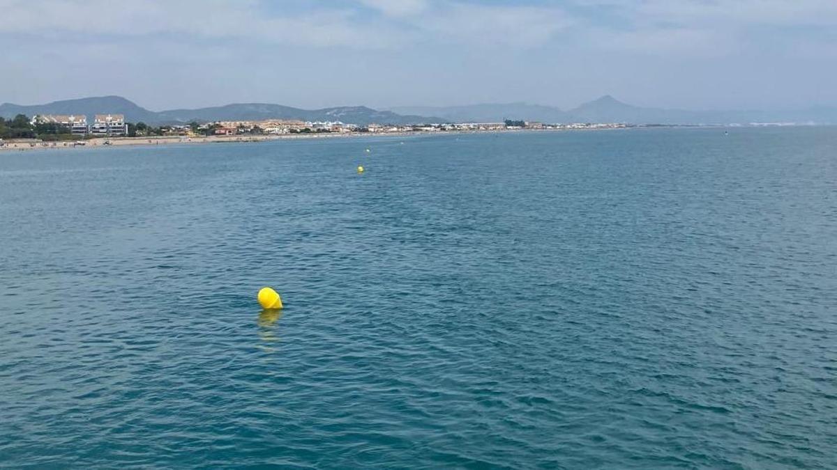 Boyas que delimitan las zonas de baño y de navegación en el litoral de les Marines
