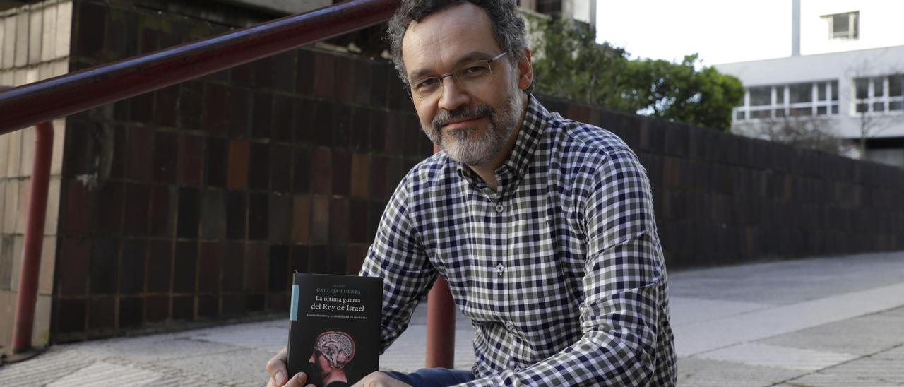 Sergio Calleja muestra un ejemplar de su libro.