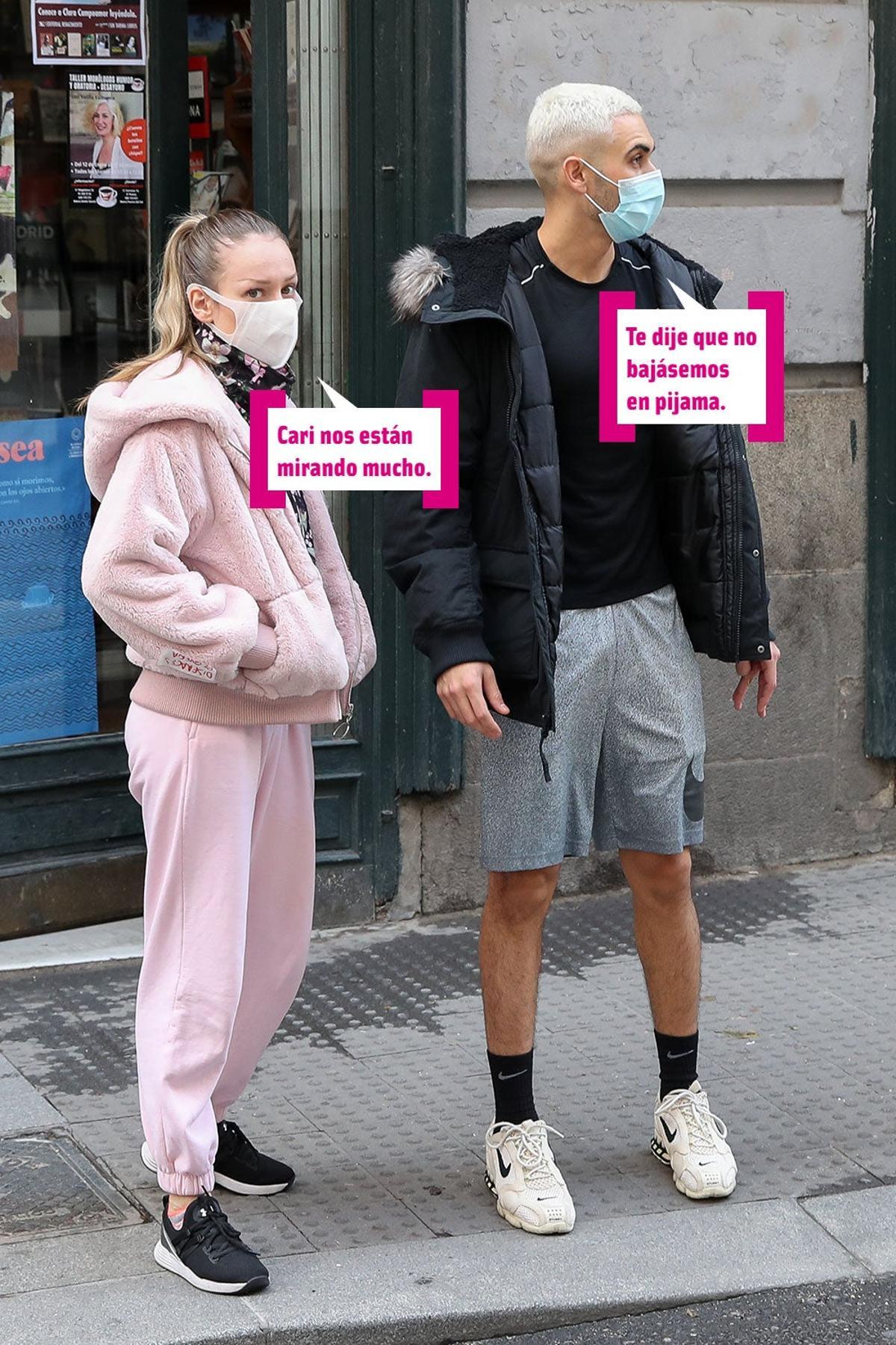 La pareja salió a pasear de lo más 'casual'.