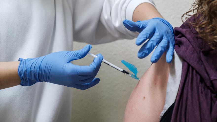 Baleares empieza a vacunar el viernes a las personas de cincuenta y cinco años