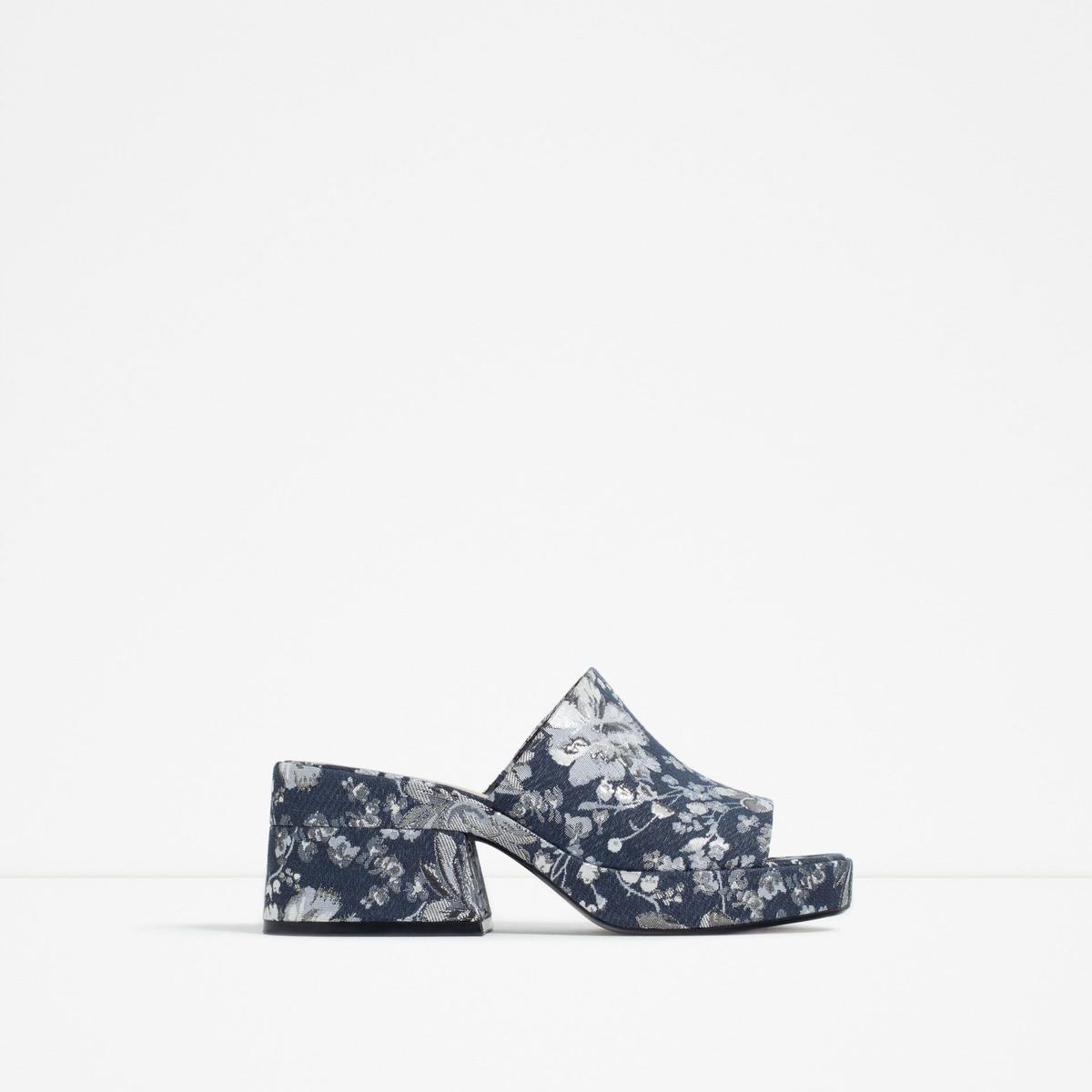 Mules para el verano, con estampado floral de Zara (49,95€)