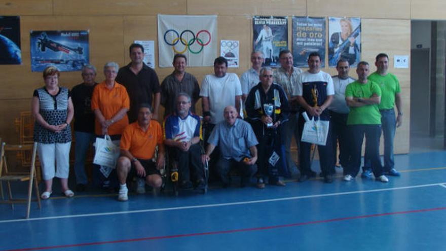 Els participants al Campionat posen amb autoritats i organitzadors.