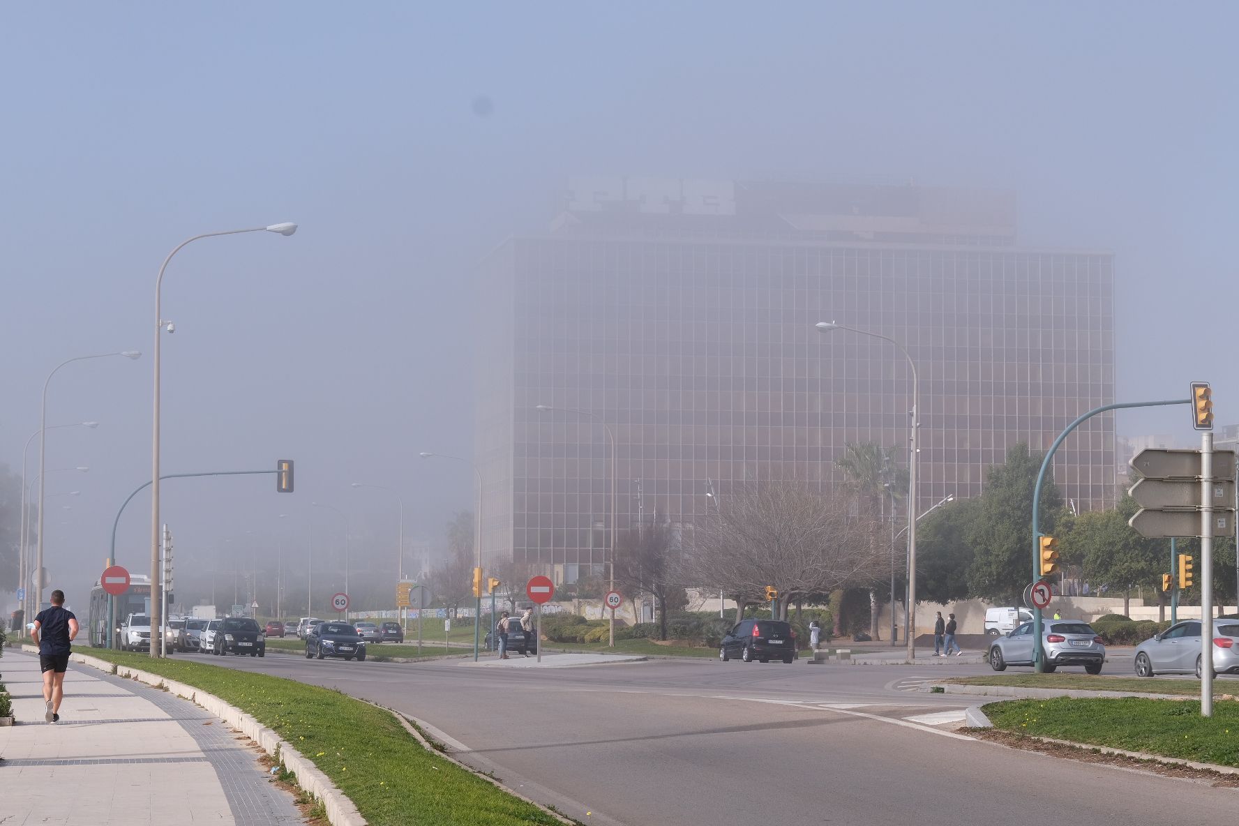 Una densa niebla provocada por el aire cálido y la baja temperatura del mar cubre la bahía de Palma