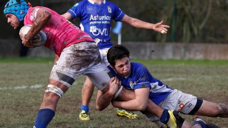 Una acción del partido disputado ayer por el Oviedo y el Entrepinares en El Naranco.