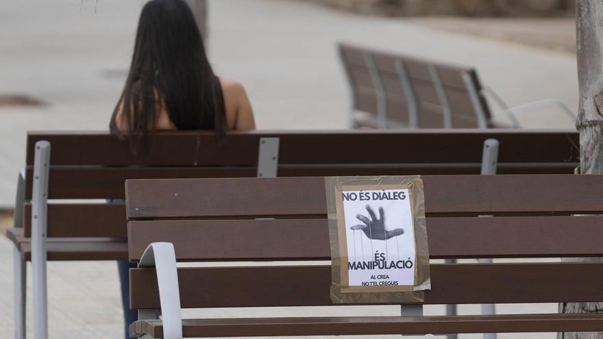 Cartell contra CREA, aquest estiu al campus de la UB, una vegada que va explotar el cas Flecha.