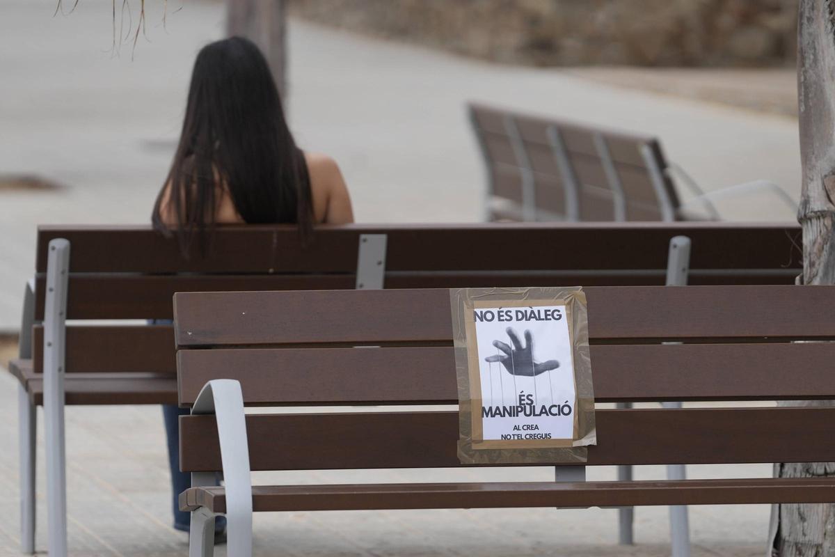 Cartel contra CREA, este verano en el campus de la UB, una vez que explotó el caso Flecha.