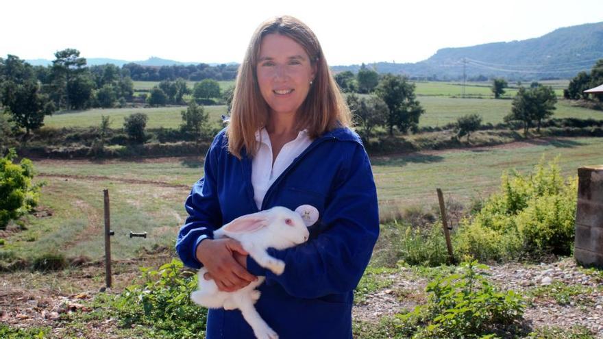 Montse Cardona amb un dels conills de Casa Marcús.