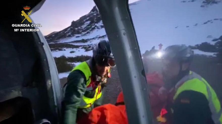 Así fue el rescate de una montañera de Siero que cayó por una pendiente helada en San Isidro