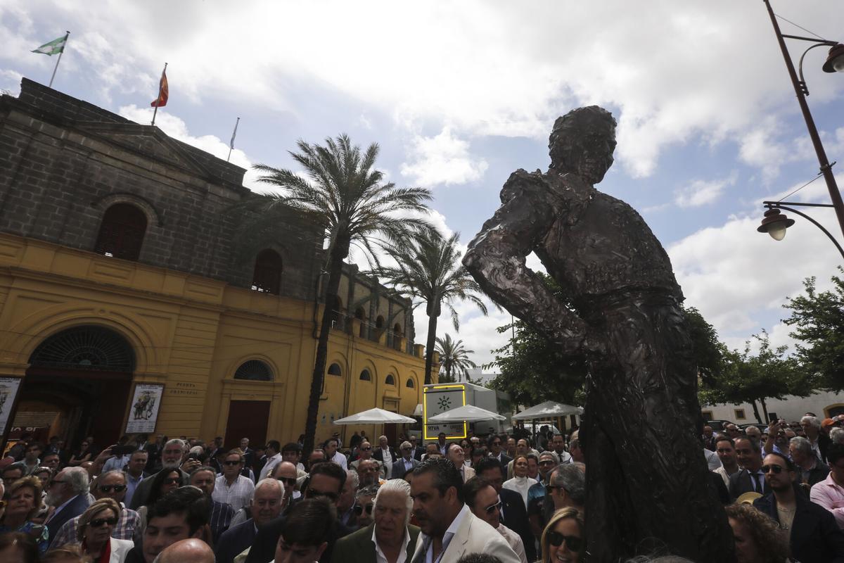 Imágenes de la inauguración del monumento a Rafael de Paula en la Plaza de Toros.