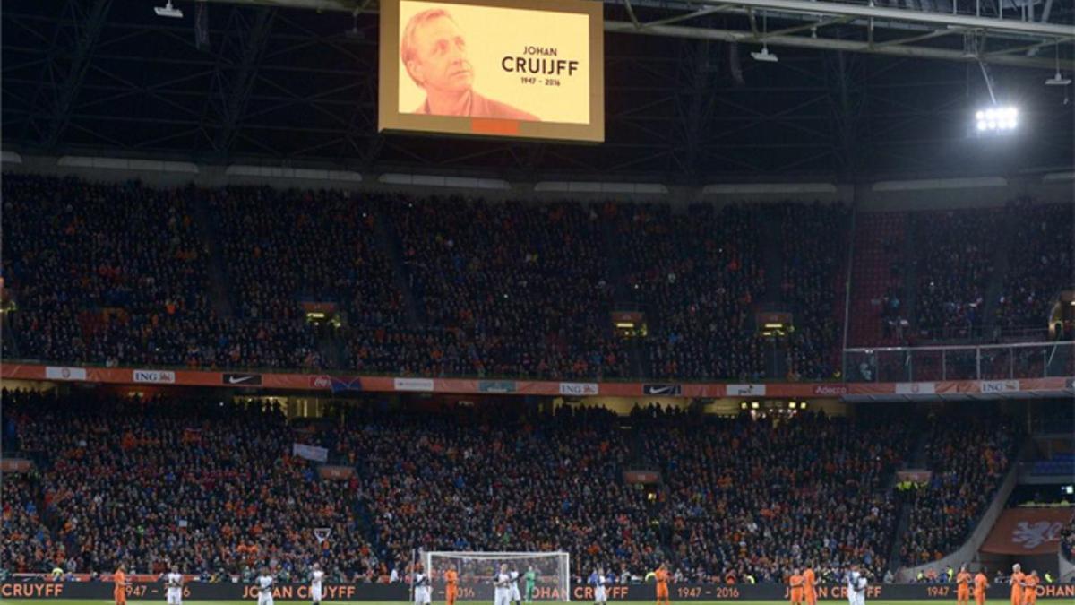 Johan Cruyff también fue homenajeado en el Amsterdam Arena durante el Holanda-Francia del pasado viernes